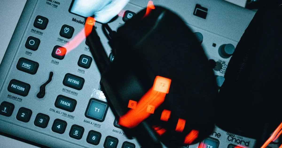 Musicians are unemployed! 5 minutes to generate songs for free, compose + fill in words + sing yourself! Make money with AI music and go from zero to singer-songwriter!